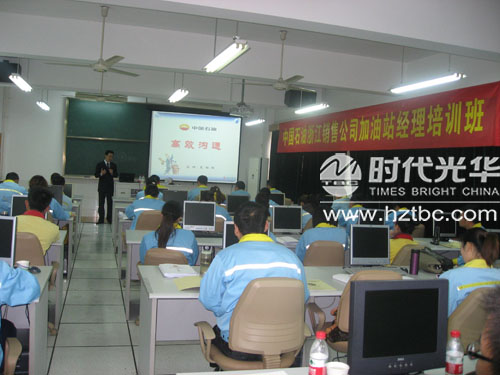 夏耀輝老師做《高效溝通技巧》的企業(yè)內(nèi)訓