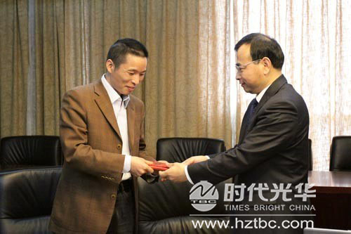 宋總為獲獎班級和個人頒發錦旗、證書及獎金