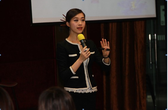 范淋姬老師認真講課場面