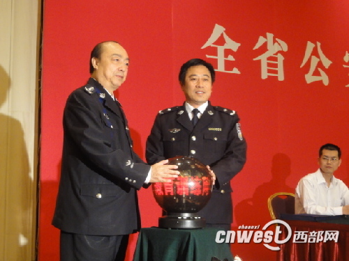 公安部人事訓練局黃潤誠處長和陜西省公安廳王銳廳長啟動陜西公安網絡教育學院