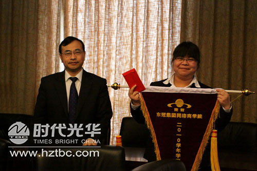 宋總為獲獎班級和個人頒發錦旗、證書及獎金