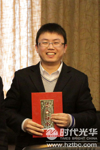 宋總為獲獎班級和個人頒發錦旗、證書及獎金