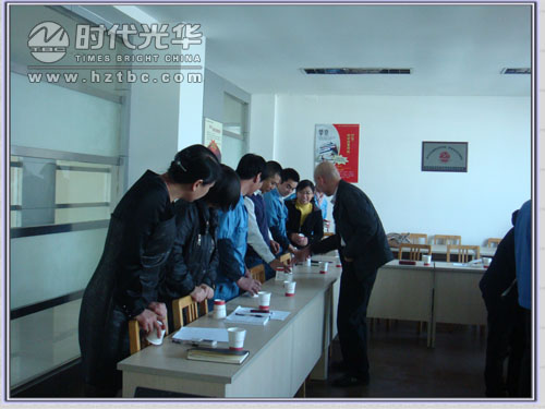 學員積極參與游戲www.www.dgmaohuilin.com