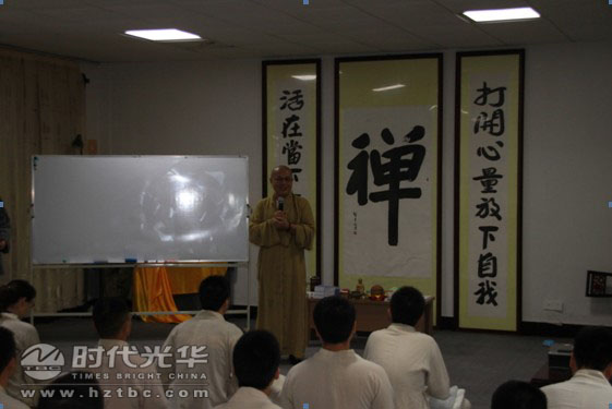 學員們靜坐禪修的畫面