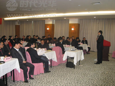 陳德起老師在講述《創新領導力360°修煉》的課程