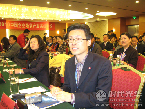 時代光華方總與企業培訓機構交談