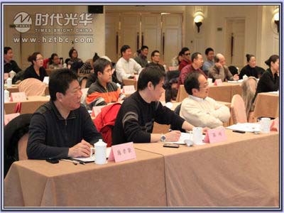 學員在認真聽課www.www.dgmaohuilin.com