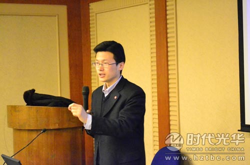 方永飛老師正在講《贏在中層》的課程www.www.dgmaohuilin.com