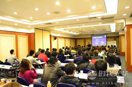 方永飛老師正在講《贏在中層》的課程www.www.dgmaohuilin.com