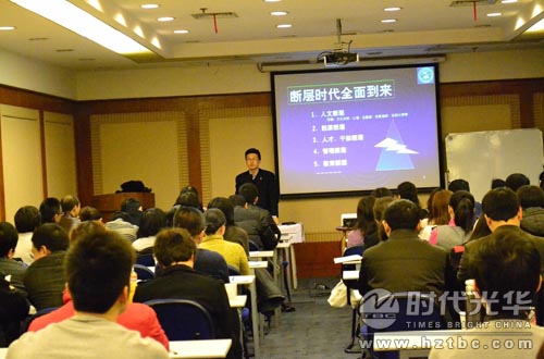 學員們正在認真聽講www.www.dgmaohuilin.com