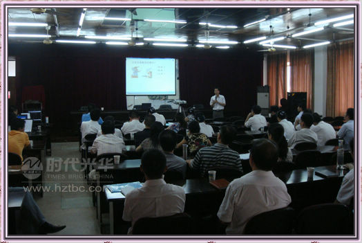 夏老師在和學員進行講解網絡商學院