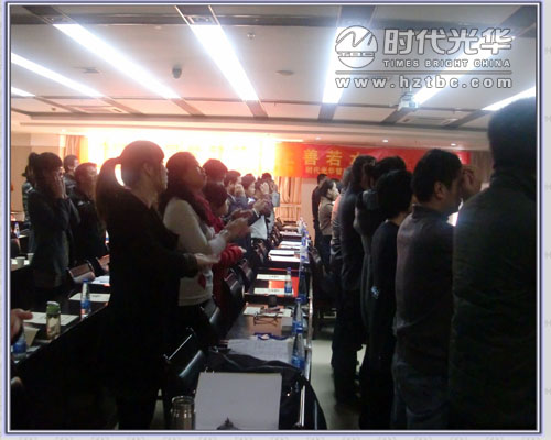 學員與陳兆杰老師做游戲www.www.dgmaohuilin.com