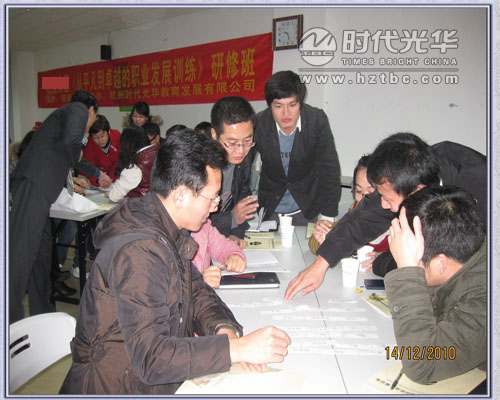 老師為學生解答問題www.www.dgmaohuilin.com