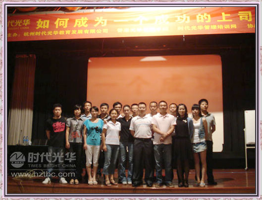 婁萌老師與部分學員留念