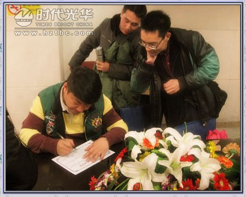 張嘉偉老師給學員簽名www.www.dgmaohuilin.com