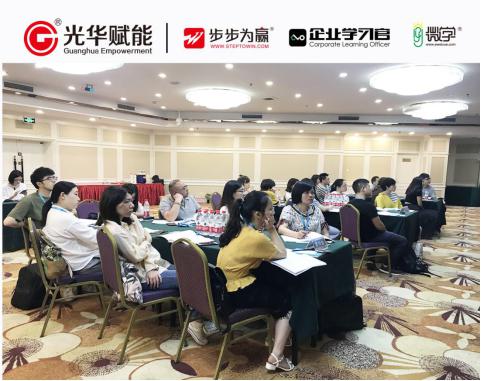 老師將兩天的課程濃縮為八大板塊，每個(gè)部分都是精華。分別是：出手得盧、排比為先、標(biāo)題致勝、選題韜略、正文給力、詩(shī)情畫(huà)意、語(yǔ)言潤(rùn)色、氛圍營(yíng)造。